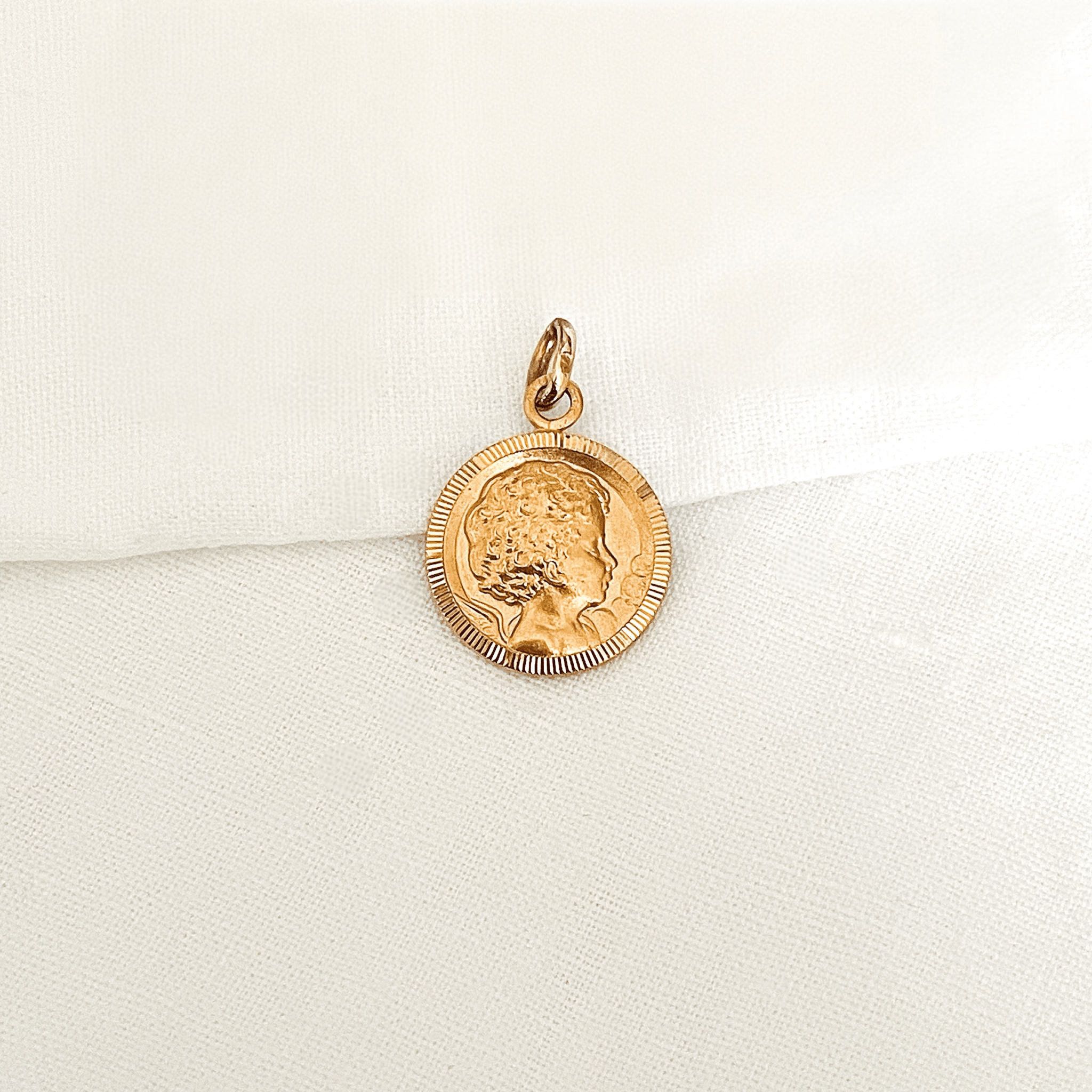 petite médaille ancienne d'un ange en or laminé fix