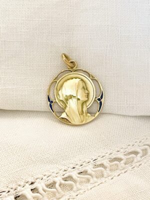 Médaille ancienne en or de la Vierge Marie, vitrail et émail