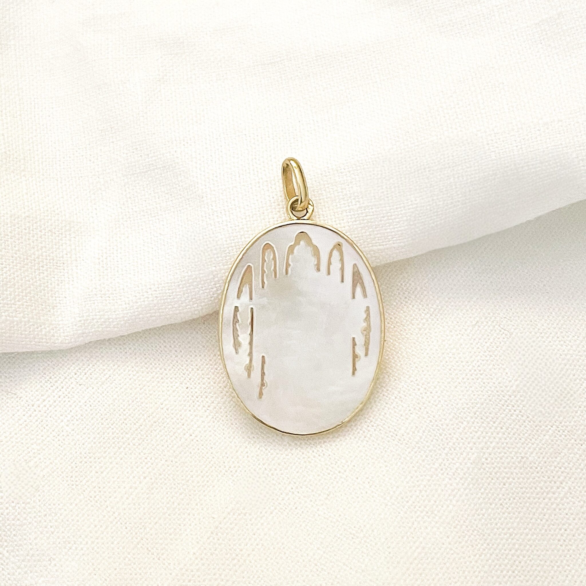 Médaille ancienne de la Vierge auréolée, or et nacre