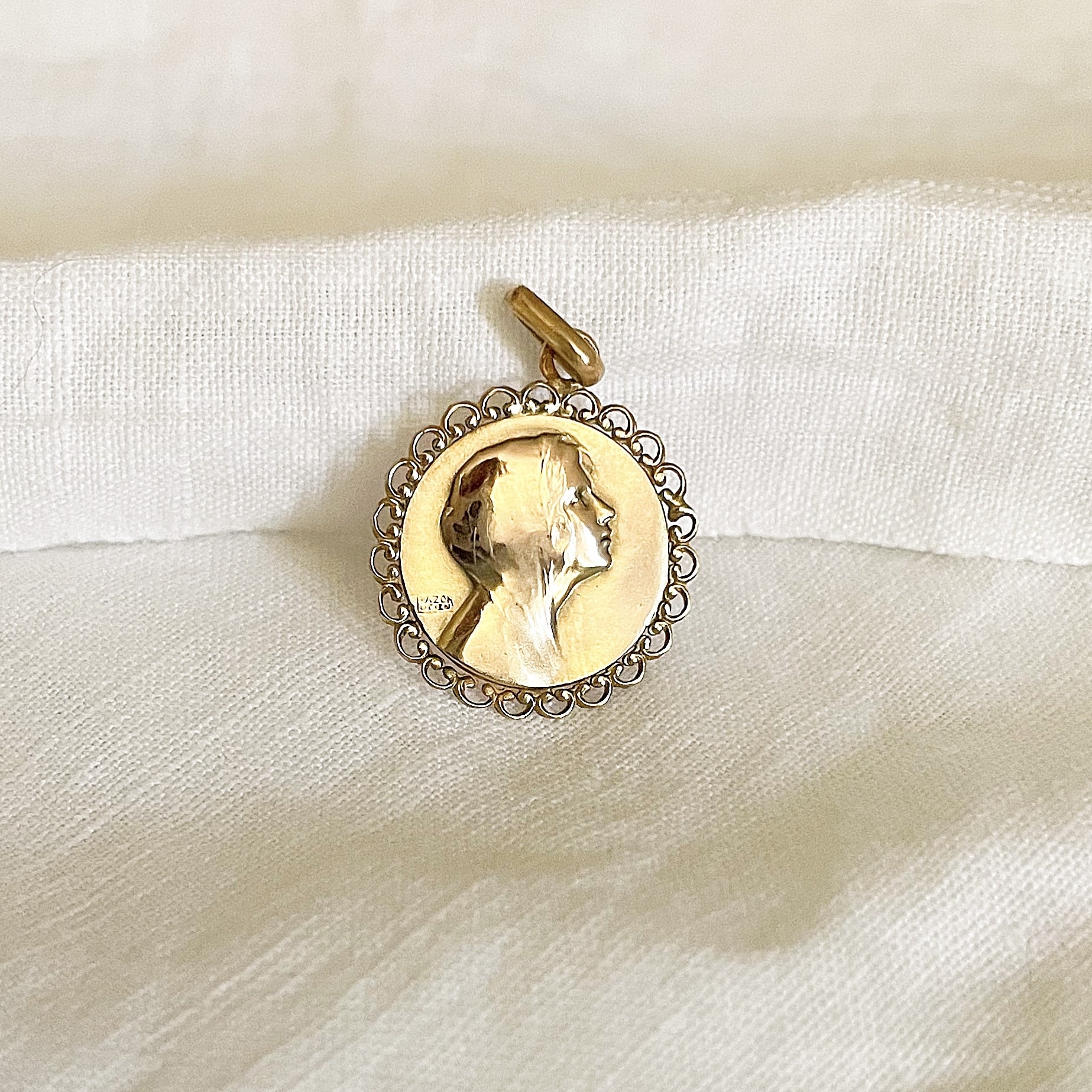 Médaille ancienne or rosé de la Vierge au bord dentelée
