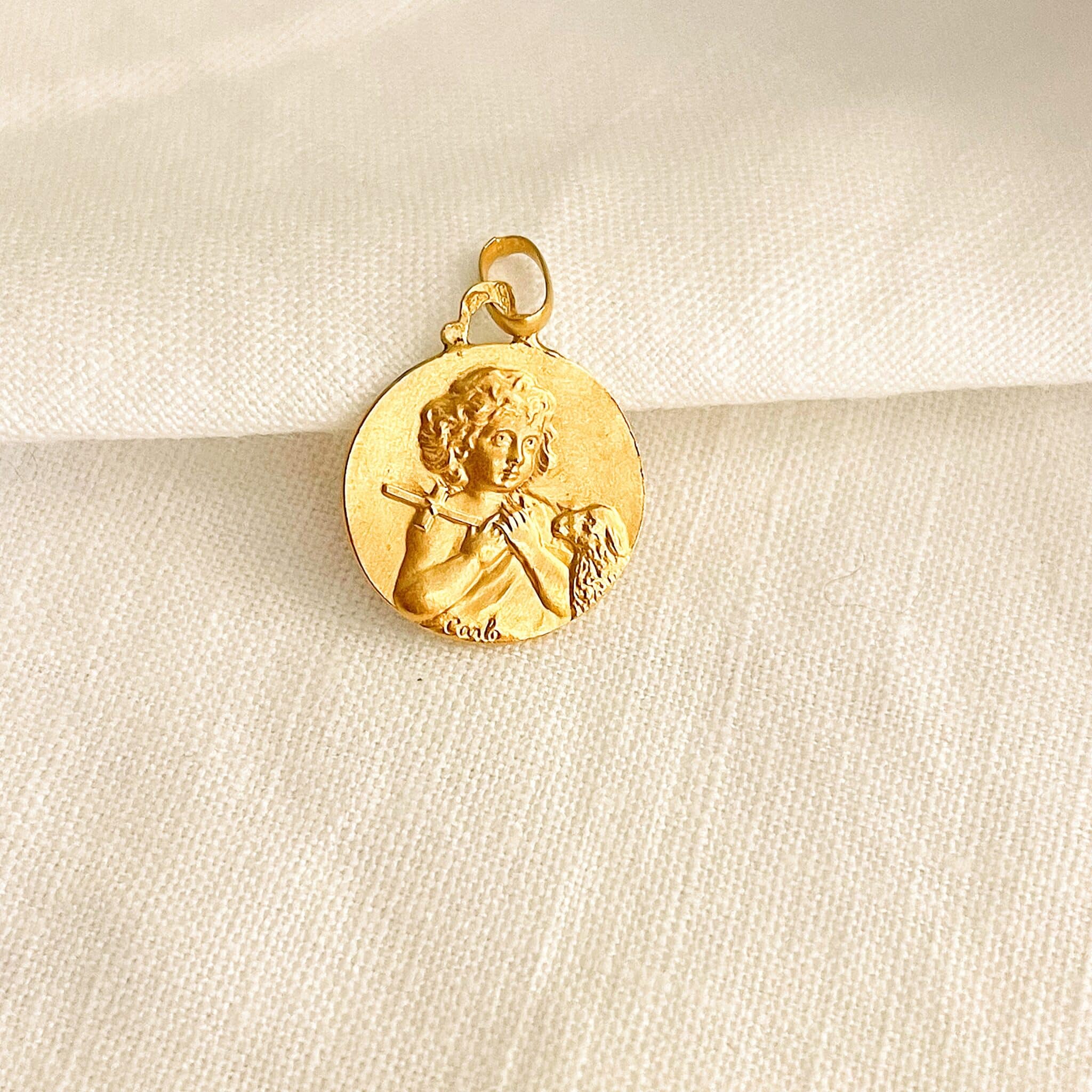Petite médaille ancienne en or de saint jean baptiste