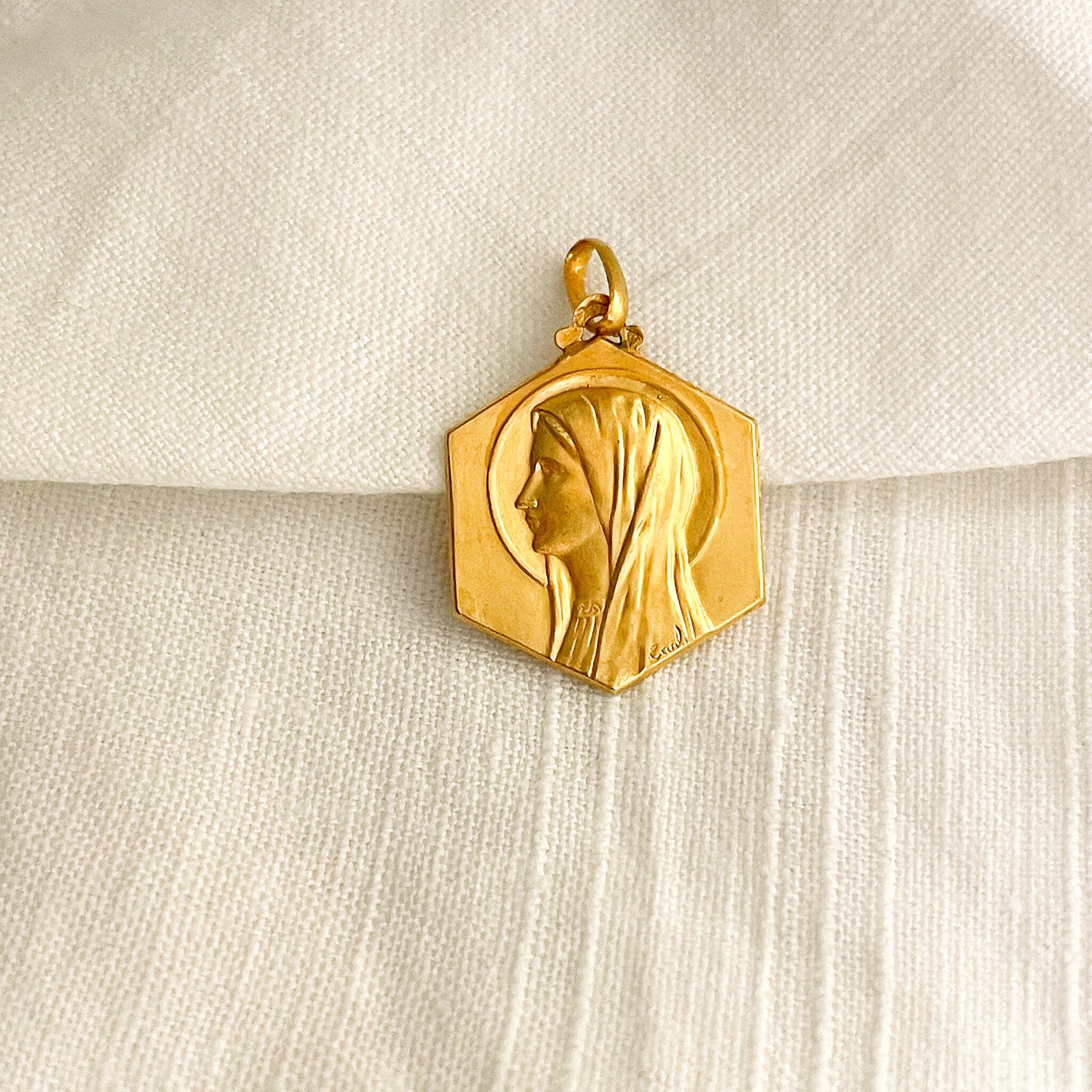 Médaille ancienne en or de la Vierge Marie
